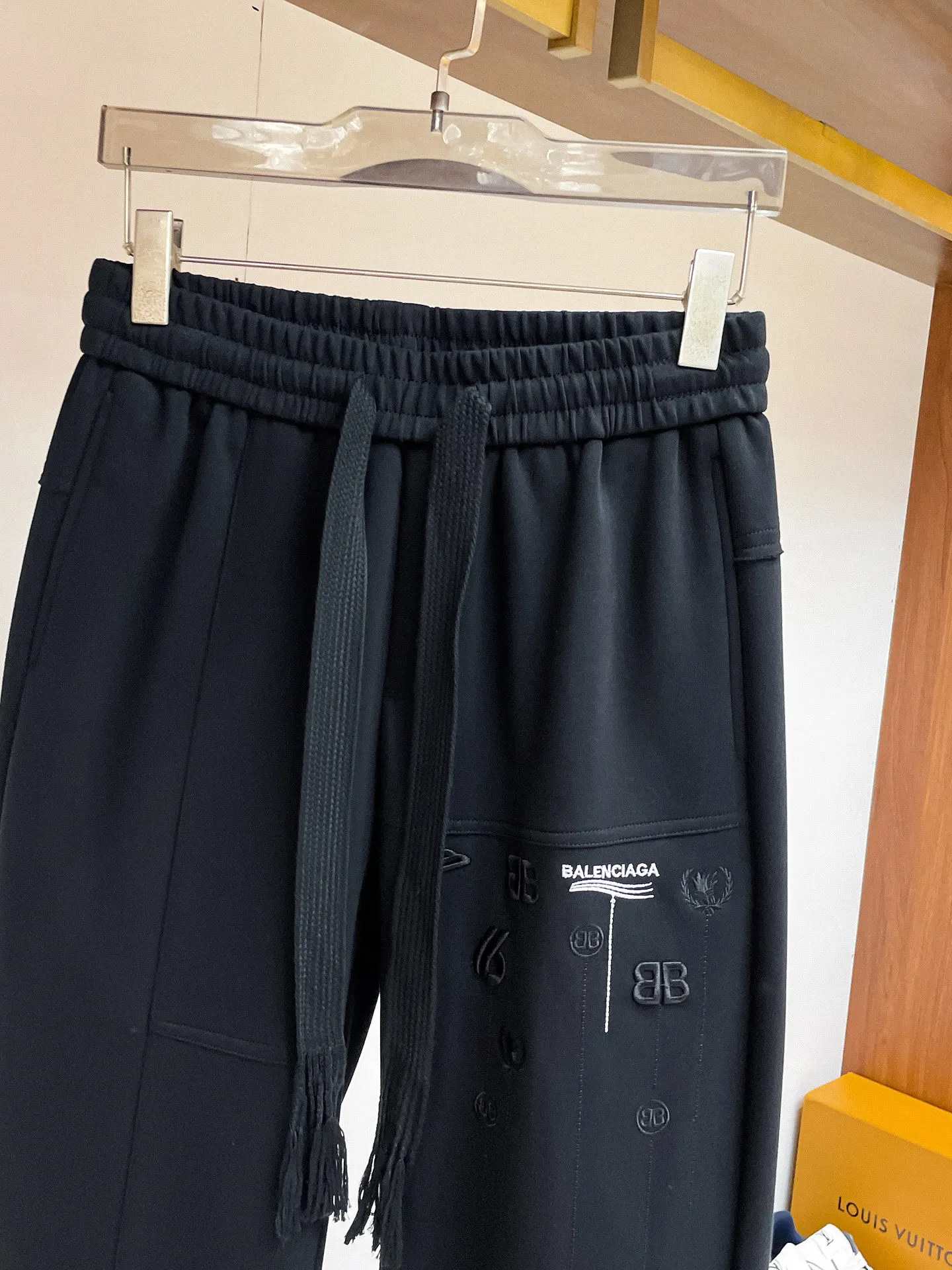 Balenciaga [High Version] 2026 Autumn and Winter latest products, available at counters at the same time, Original product, fashionable casual trousers and casual trousers, using imported original fabrics, top-grade embroidery 🪡 craft letter pattern logo, original hardware accessories decoration, simple yet fashionable, fashionable and handsome upper body, Sizes: M-3XL